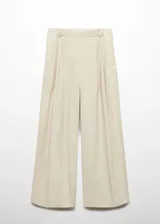 Pantalon de corte recto y tiro medio, confeccionado en tejido mezcla de algodón. Presenta diseño con pinzas delanteras, trabillas en la cintura, bolsillos laterales y cierre oculto con botón, gancho y cremallera.