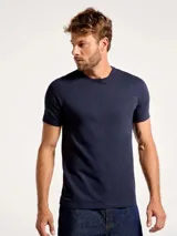 Camiseta de corte regular en color azul marino, confeccionada en tela con textura horizontal sutil, cuello redondo y mangas cortas.