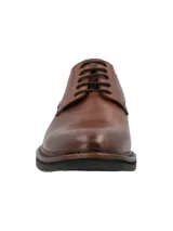 Zapato de vestir tipo derby en cuero color cognac, con cordones y suela de goma negra con detalle de costura vista.