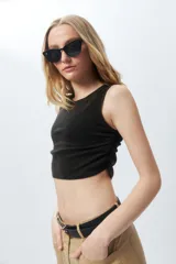 Top cropped color lila sin mangas y cuello a la base, con frunces en ambos laterales.