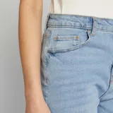 Jean de mujer tiro alto, corte recto, color azul claro lavado.