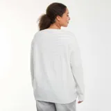 Cardigan de punto blanco con botones dorados de estilo retro y diseño holgado de manga larga.