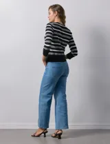 Cardigan tejido en hilado fino, marca Cable & Gauge, con rayas horizontales negras y blancas. Tiene abertura central con botones y cuello redondo.