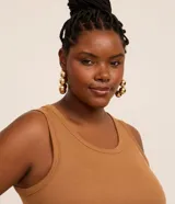 Musculosa plus size de Ashua, confeccionada en tejido rib acanalado de viscosa, con cuello redondo y diseño ajustado sin mangas.