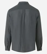 Camisa gris de viscosa con textura, cuello solapa, abotonado delantero y mangas largas.