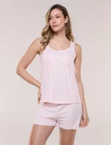 Pijama de dos piezas de la marca René Rofé, compuesto por una musculosa de escote redondo con detalles de puntilla, botones y lazo decorativo, y un short con cintura elastizada. Confeccionado en mezcla de poliéster y elastano, presenta un diseño estampado.