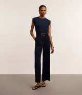 Pantalón wide de cintura baja color azul marino, confeccionado en crepé con doble traba en la cintura, cierre tradicional y frisos.