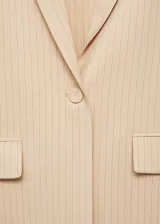 Blazer de corte recto y diseño a rayas, con cuello de solapa con muesca, cierre frontal de un botón y dos bolsillos delanteros con solapa.