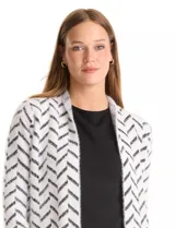 Cardigan de tejido soft con estampado de espiga en blanco y negro, corte recto, manga larga y bolsillos frontales amplios.