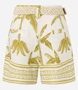 Short de cintura alta con estampado de cocoteros y elementos étnicos, trabillas en la cintura, cierre tradicional, pliegues y bolsillos falsos atrás. Incluye cinturón de rafia artificial con hebillas de argollas.