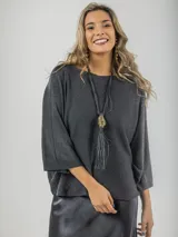 Sweater italiano tejido en hilo con lurex color dorado, de calce oversized y talle único.