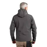 Campera softshell de hombre, color gris oscuro, con capucha ajustable, cierre frontal y bolsillo vertical en el pecho con ribete reflectante. Presenta un pequeño parche con logo en la manga.