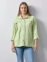 Camperita de mujer Ruby Rd. color verde lima con rayas blancas horizontales. Presenta cuello camisero, cierre frontal con botones metálicos a presión y bolsillos delanteros con solapa. Las mangas son largas y se pueden remangar.