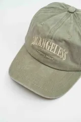 Gorra con visera de estilo vintage, color gris oscuro con efecto lavado, con bordado frontal en color crema.