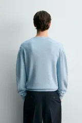 Jersey relaxed fit de punto tejido en hilatura con mezcla de algodón y lino, color celeste. Cuenta con cuello en V, manga larga y acabados en rib.