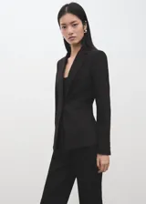 Pantalon de vestir negro de corte recto y tiro medio, con trabillas, bolsillos laterales y bolsillos de ribete en la parte posterior.