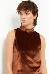 Top de terciopelo marrón, sin mangas y de cuello alto.