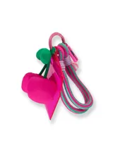 Llavero multifuncional con tarjetero de acrílico fucsia translúcido, decorado con un dije de cerezas de tela en color fucsia y verde, y una correa de cuerda trenzada en tonos fucsia y verde con detalles en lila.