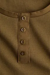 Top entallado en punto acanalado de algodón de color verde militar, con escote en U, mangas cortas y tapeta con cuatro botones en el frente.