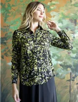 Camisa de gasa estampada marca Tahari, con cuello con solapa y abertura central con botones.