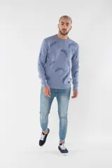 Sweater de tejido de punto en color rosa claro con estampado de pequeñas piñas en tono más oscuro. Presenta escote redondo, mangas largas y puños acanalados.