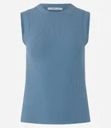 Blusa sin mangas color blanco, confeccionada en tejido de punto acanalado, con cuello redondo.