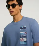 Remera celeste de algodón con cuello redondo y manga corta. Estampa localizada con imágenes del mar y dibujos.