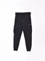 Pantalón de jogging negro con bolsillos cargo laterales, cintura elástica ajustable con cordón y puños elásticos.
