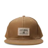 Gorra tipo snapback color tostado con costuras en contraste y parche rectangular frontal con logo de la marca.