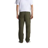 Pantalón cargo color verde militar, de corte recto, con bolsillos laterales y traseros con solapa. Ajuste con botón y cierre.