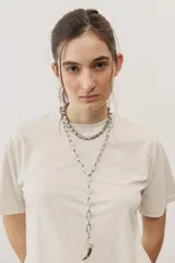 Remera básica de manga corta y cuello redondo, color negro, de corte clásico y diseño liso.
