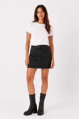 Falda mini de jean color negro con costuras a la vista en tono contrastante. Presenta un diseño de corte recto con cierre frontal, botón metálico y bolsillos laterales.