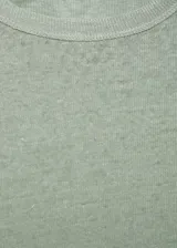 Camiseta de manga corta y cuello redondo, confeccionada en tejido de lino con diseño entallado.