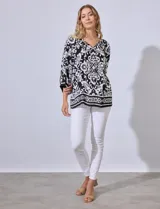 Blusa estampada marca Ruby Rd, con escote en V y lazo de ajuste. Manga raglán amplia.