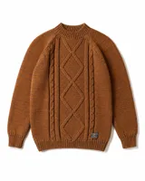 Buzo de lana merino color marrón con diseño de tejido trenzado en el frente y cuello redondo acanalado. Presenta puños y ruedo elásticos, con una pequeña etiqueta decorativa en la parte inferior.