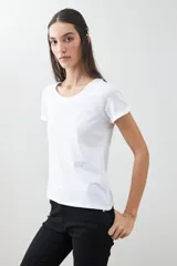 Remera blanca de algodón con escote redondo y mangas cortas.