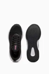 Championes deportivos Puma Flyer Lite 4, color negro con detalles en fucsia y suela blanca.