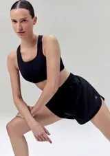 Short deportivo de corte holgado con cintura elástica, confeccionado en tejido técnico ligero y transpirable.