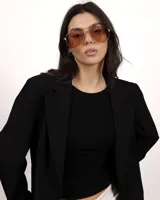 Lentes de sol estilo aviador con armazón metálico dorado y cristales color marrón.