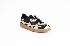 Championes de estilo urbano con diseño combinado en cuero negro y paneles laterales con estampado animal print tipo leopardo. Presenta detalle en color dorado en el talón, cierre con cordones negros y suela de goma en tono natural.