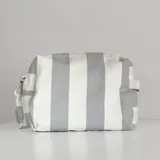 Neceser rectangular de tela a rayas verticales blancas y celestes, con cierre superior y etiqueta de cuero con logo de la marca.