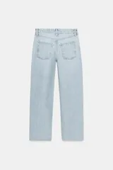Jeans de tiro alto con diseño de cinco bolsillos, corte slim y bajo con acabado sin costuras. Cierre frontal con cremallera y botón.