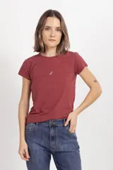 Remera básica de algodón con spandex, de calce cómodo y cuello redondo. Presenta un pequeño bordado minimalista en el centro del pecho.