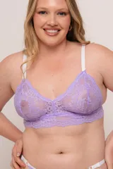 Bralette de encaje color lila, sin aros, con breteles elásticos regulables y diseño de puntilla elastizada.