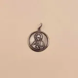 Medalla circular de plata 925 con relieve del Sagrado Corazón de Jesús.