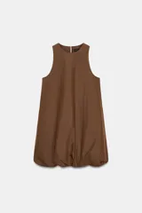 Vestido mini marrón de corte evasé con diseño tipo globo en el dobladillo, cuello redondo y mangas sisa. Presenta bolsillos laterales ocultos en la costura y cierre en la espalda con pequeña abertura y botón.