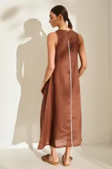 Vestido midi marrón de lino sin mangas, con cuello redondo y una línea vertical blanca al frente.