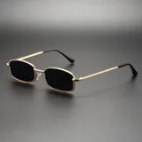 Lentes de sol rectangulares con marco dorado y lentes negras.