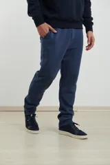 Pantalón jogging de corte recto, confeccionado en tejido circular de algodón y poliéster. Presenta cintura con cordón ajustable al tono y bolsillos laterales tipo parche.