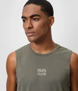 Musculosa deportiva Get Over de poliamida con tecnología dry, color gris oscuro, con cuello redondo, diseño sin mangas y estampa frontal con el texto "RUN CLUB".